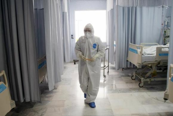 Médico realiza inspección en área de COVID-19