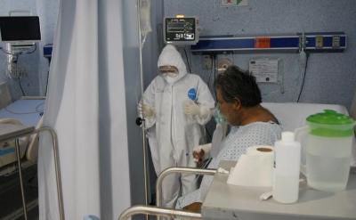 Paciente sentado a la orilla de la cama