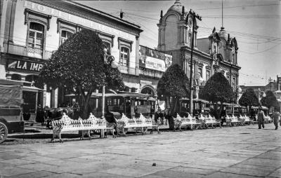 Camiones y tranvías frente al Portal Aldama en 1924