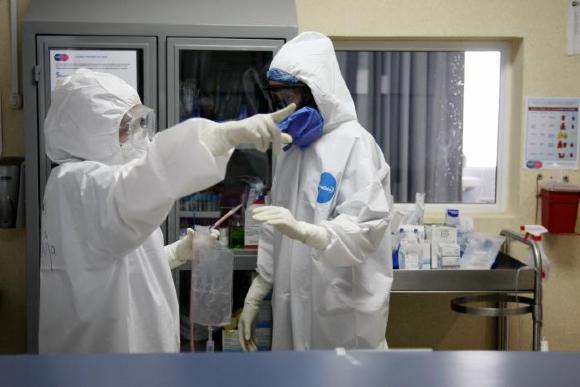 Médico da indicaciones a otro en el área de COVID-19