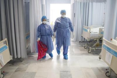 Personal de salud recolectando desechos sanitarios 