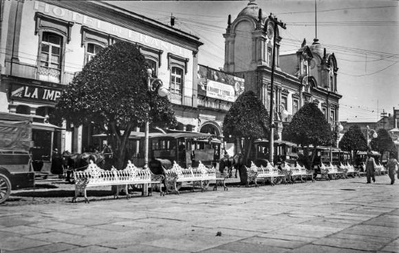 Camiones y tranvías frente al Portal Aldama en 1924