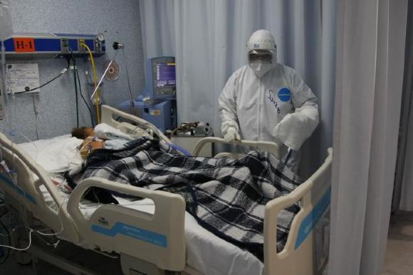 Médico acompaña a paciente de COVID-19 en el Hospital General de León
