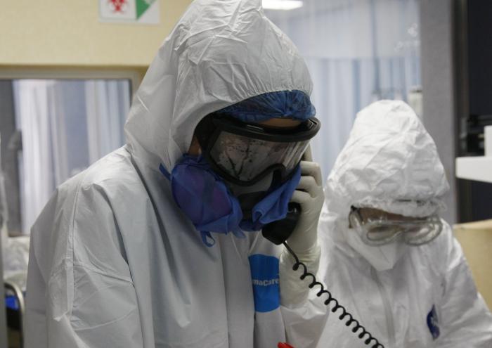 Médicos en la estación de recepción Covid-19 del Hospital General de León