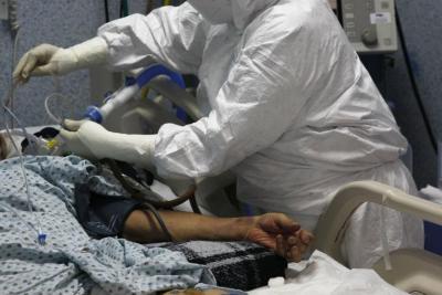 Médico revisando el estado de salud de paciente con covid-19