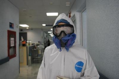 Médico durante su jornada laboral en el área covid-19 