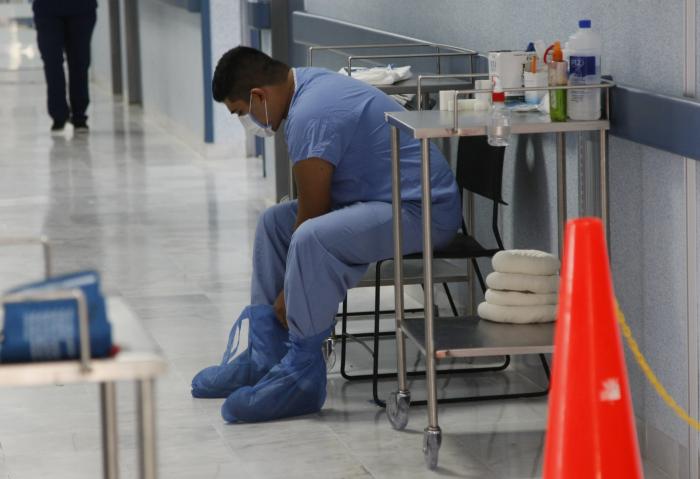 Personal de salud coloca protección sobre su calzado