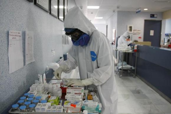Médico revisa suministro de medicamentos