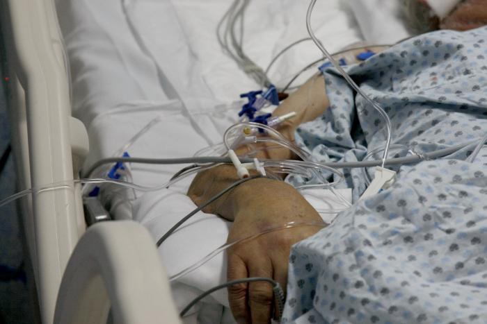 Canalización de paciente de COVID-19 en Hospital General de León