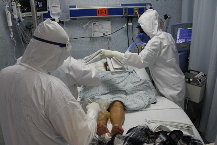 Personal médico cubre a paciente tras su fallecimiento