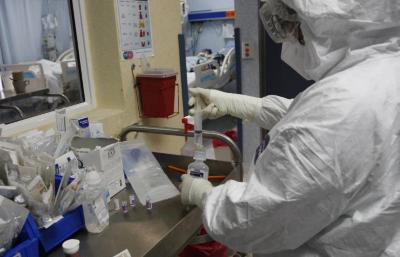 Doctor prepara una dosis de medicamento para pacientes con covid-19