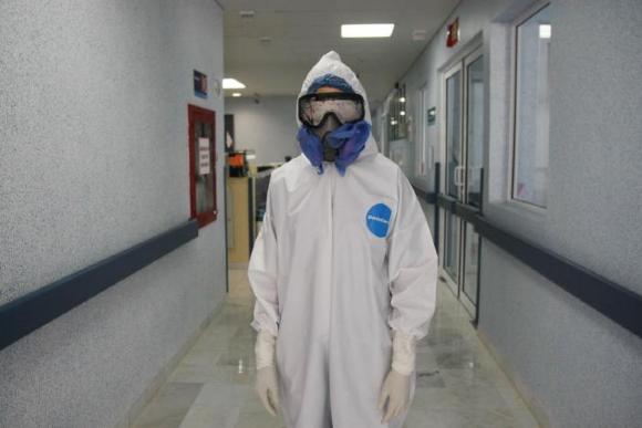 Médico del Hospital Comunitario Las Joyas porta traje de protección
