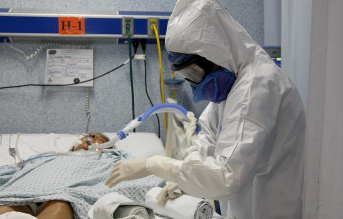 Médico prepara el protocolo para paciente fallecido por COVID-19