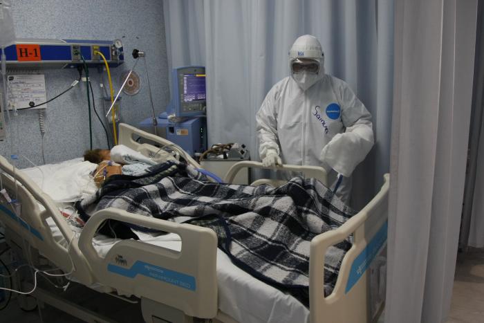 Médico acompaña a paciente de COVID-19 en el Hospital General de León