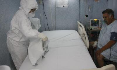 Paciente espera el cambio de sábanas
