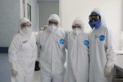 Médicos saludan para fotografía durante pandemia