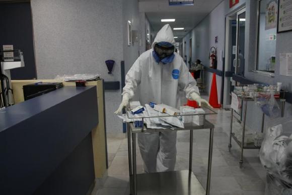 Personal médico transporta medicamento en pasillos del hospital 