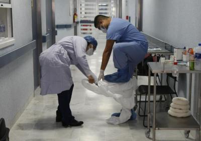 Personal del Hospital se coloca traje de protección para el covid-19 en los pasillos 