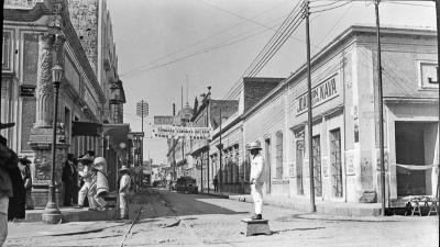 Agente de tránsito en calle 5 de Mayo (1929)