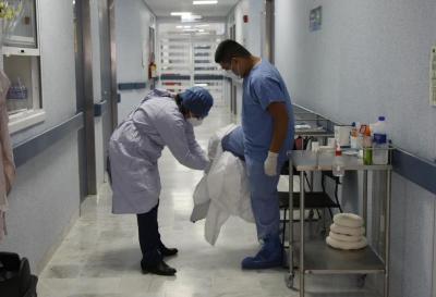 Personal del Hospital se coloca traje de protección para evitar contagiarse de covid-19 en los pasillos del nosocomio 