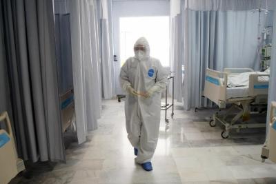 Médico caminado por pasillos de área covid-19 