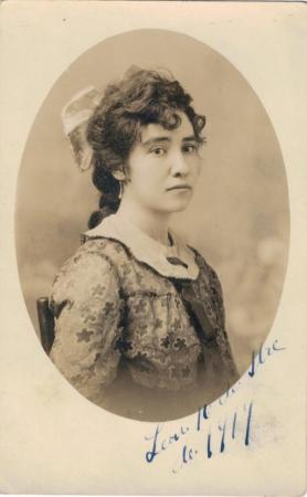 Retrato de joven mujer. 