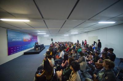 Fenal 34 – Feria Nacional del Libro de León; Sue Zurita presentó su libro “El viaje de los colibríes”
