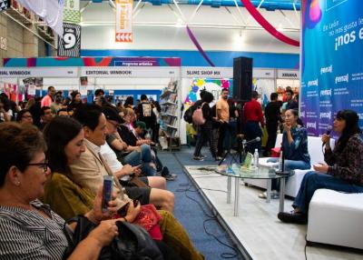 Fenal 34 – Feria Nacional del Libro de León; Karla Gasca presentó su libro “Turismo de casas imposibles”.
