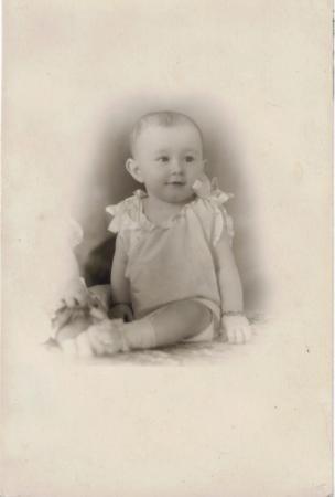 Fotografía de bebé con roponcito. 