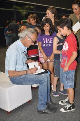 XXIII Feria Nacional del Libro. Firma de libros de Francisco Hinojosa