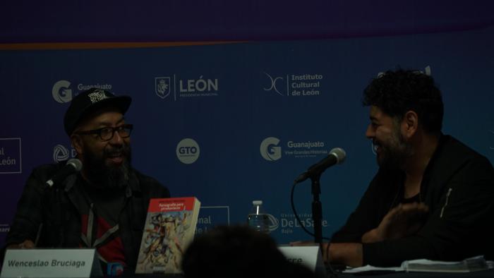 Fenal 34 – Feria Nacional del Libro de León; Wenceslao Bruciaga presentó su libro “Pornografía para piromaníacos”.
