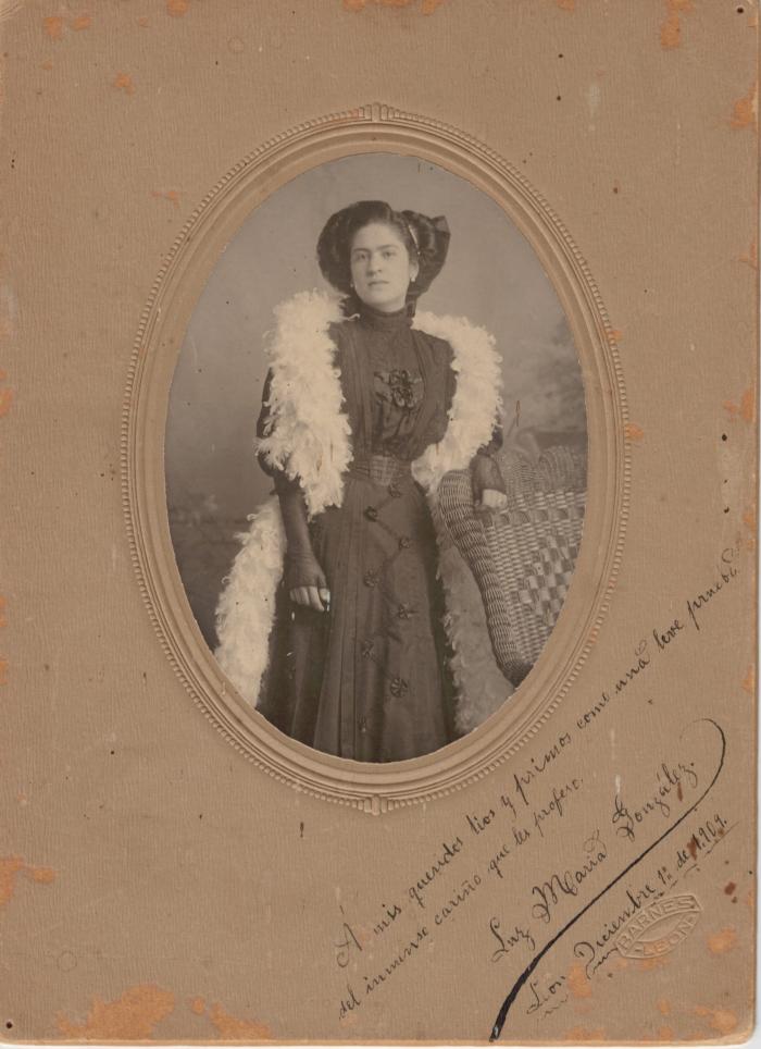 Fotografía de mujer joven con bufanda de plumas