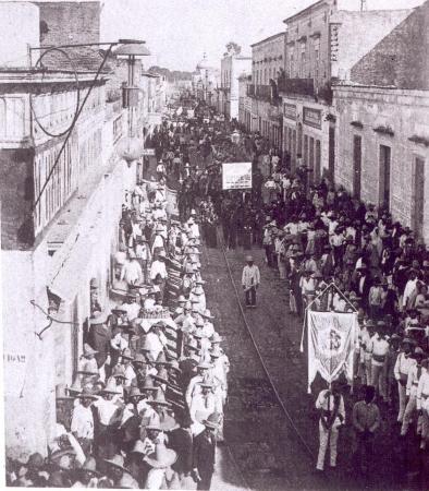 Desfile de faeneros por la calle Real de Guanajuato después de la inundación de 1888
