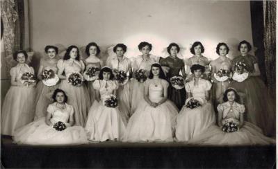 Retrato de mujeres posando con flores 
