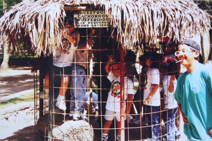 Niños visitando el Zoológico 