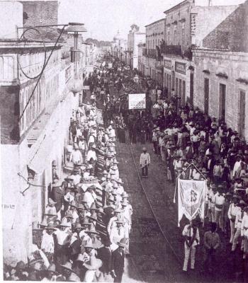 Desfile de faeneros por la calle Real de Guanajuato después de la inundación de 1888
