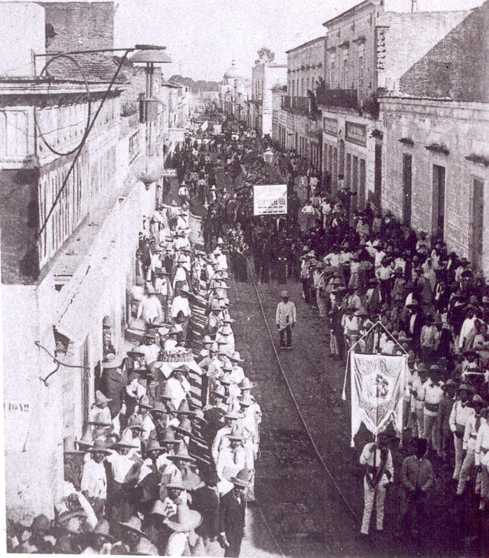 Desfile de faeneros por la calle Real de Guanajuato después de la inundación de 1888
