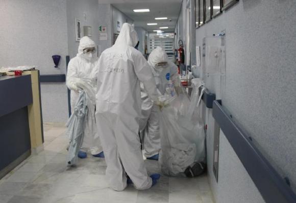 Médicos separan prendas contaminadas