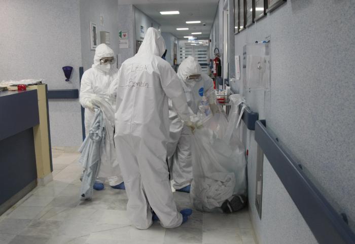 Médicos separan prendas contaminadas