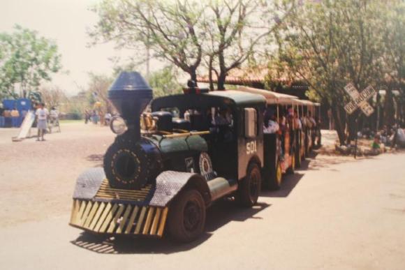 Tren de pasajeros del Zoológico de León 