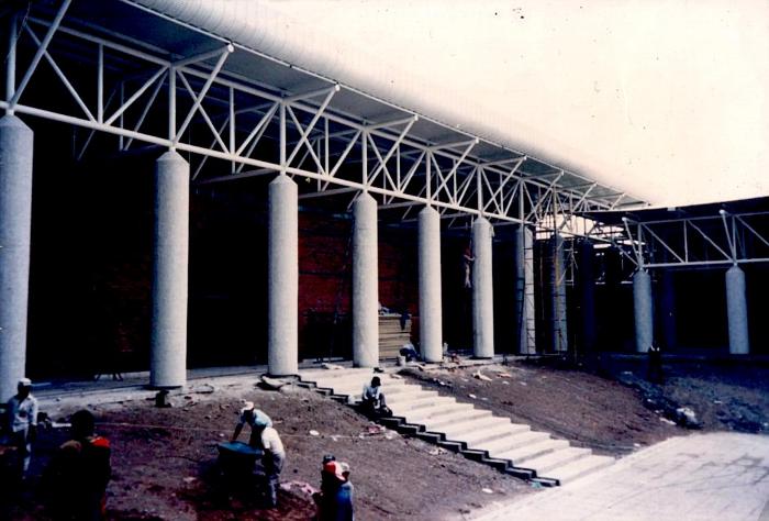 Construcción de las escalinatas del lado oeste del Centro de Ciencias Explora 