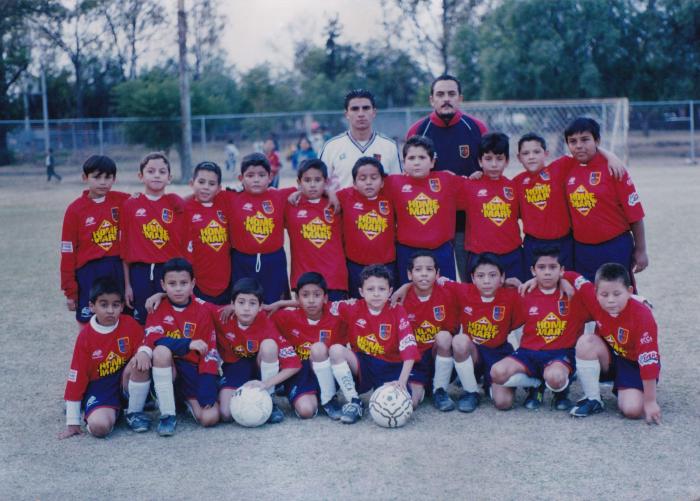 Atlético Ecca infantil posan para la fotografía antes de su partido en el año 2002