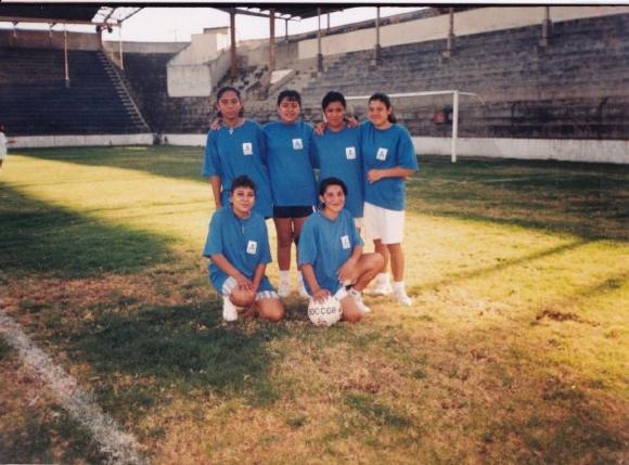 Integrantes del Atlético Ecca femenil posan en el Estadio La Martinica en el año 1995