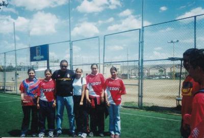 Jugadores del Atlético Ecca acompañados de Jorge Orozco