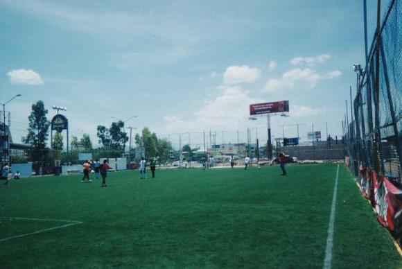 Jugadores del Atlético Ecca disputan juego en canchas Ecca en el año 2004