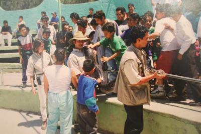 Exhibición de Boa constrictora a los visitantes del Zoológico 