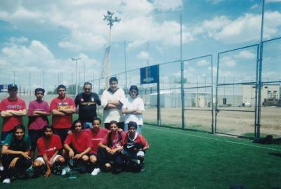 Jugadores del Atlético Ecca posan con Jorge Orozco, en el año 2004