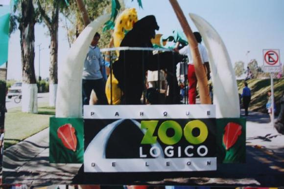 Participación del zoológico en el desfile de la ciudad 