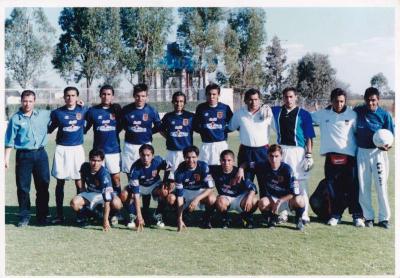 Jugadores del Atlético Ecca posan para la fotografía antes del partido año 2002