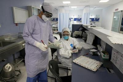 Médicos realizan guardia en el Hospital General de León durante la Nochebuena